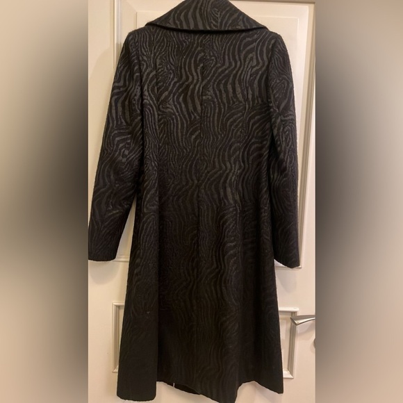 Black Textured Trench Coat with Tailored Fit - Picture 6 of 8